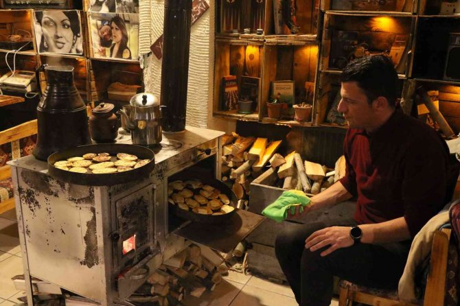 Erzincan’da Soğuk Kış Gecelerinin Vazgeçilmez Lezzeti Kaşarlı Patates