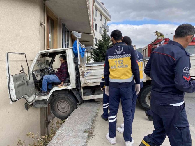 Ataşehir’de Binaya Çarpan Kamyonet Bina Boşluğunda Asılı Kaldı