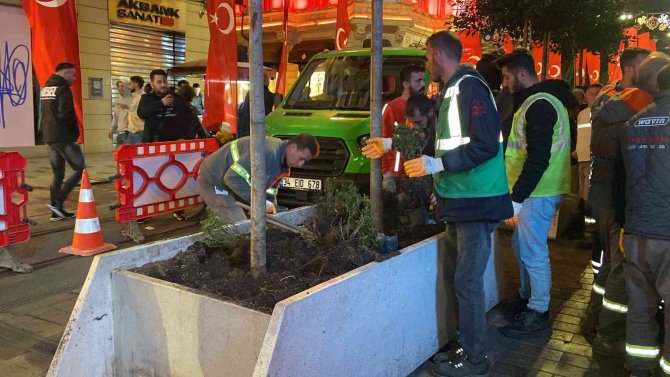 Bombalı Saldırı Sonrası Beton Saksılar İ̇stiklal Caddesi’nden Kaldırılıyor