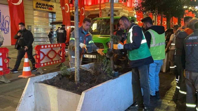 Bombalı Saldırı Sonrası Beton Saksılar İ̇stiklal Caddesi’nden Kaldırılıyor