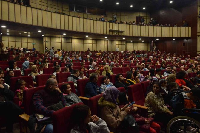 Tiyatroya Çocuklardan Yoğun İlgi