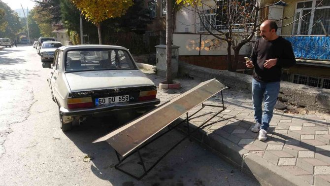 Kaldırımda Yürürken Başına Düştü, Ölümden Döndü