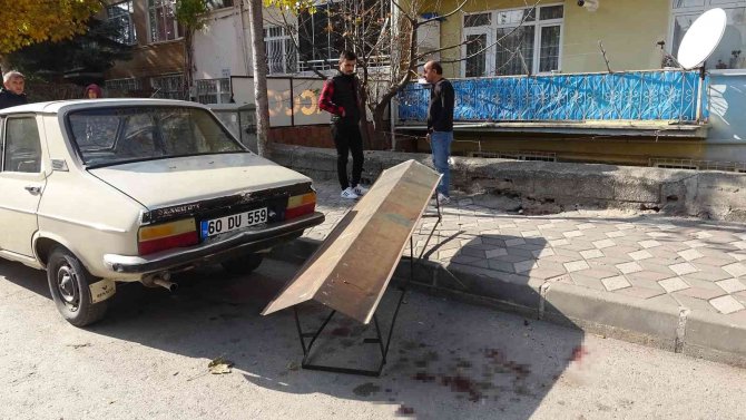Kaldırımda Yürürken Başına Düştü, Ölümden Döndü