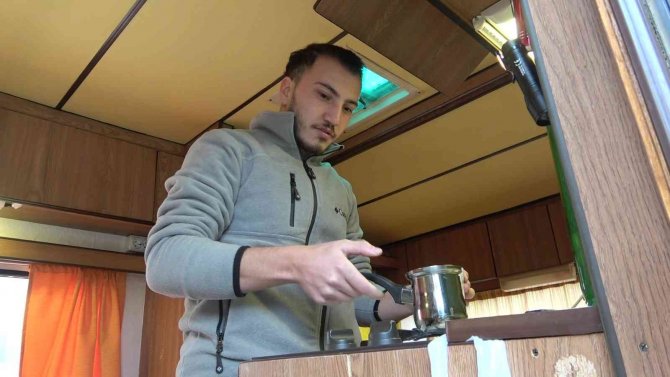 Ünlü Oyuncudan Karavanda Yaşayan Üniversiteliye Destek