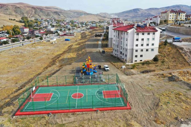 Van Büyükşehir Belediyesi’nden Mahalle Ve Okullara Spor Sahası