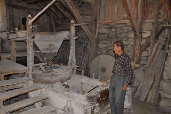 Yaklaşık 100 Yıllık Tarihi Değirmen Yıllara Direniyor