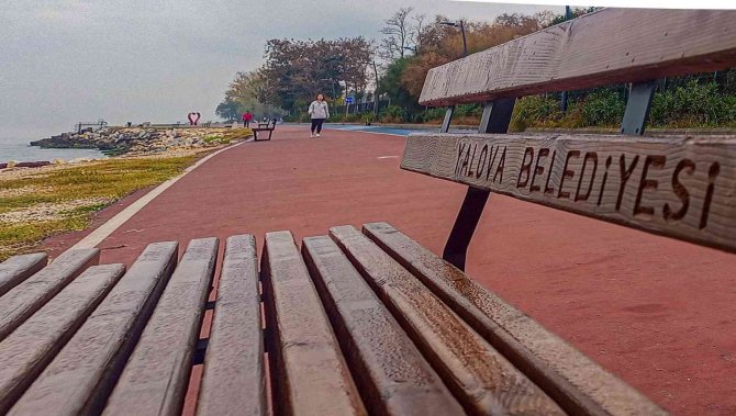 Yalova Belediyesi Doğu Sahil Bandındaki Bankları Yenilendi