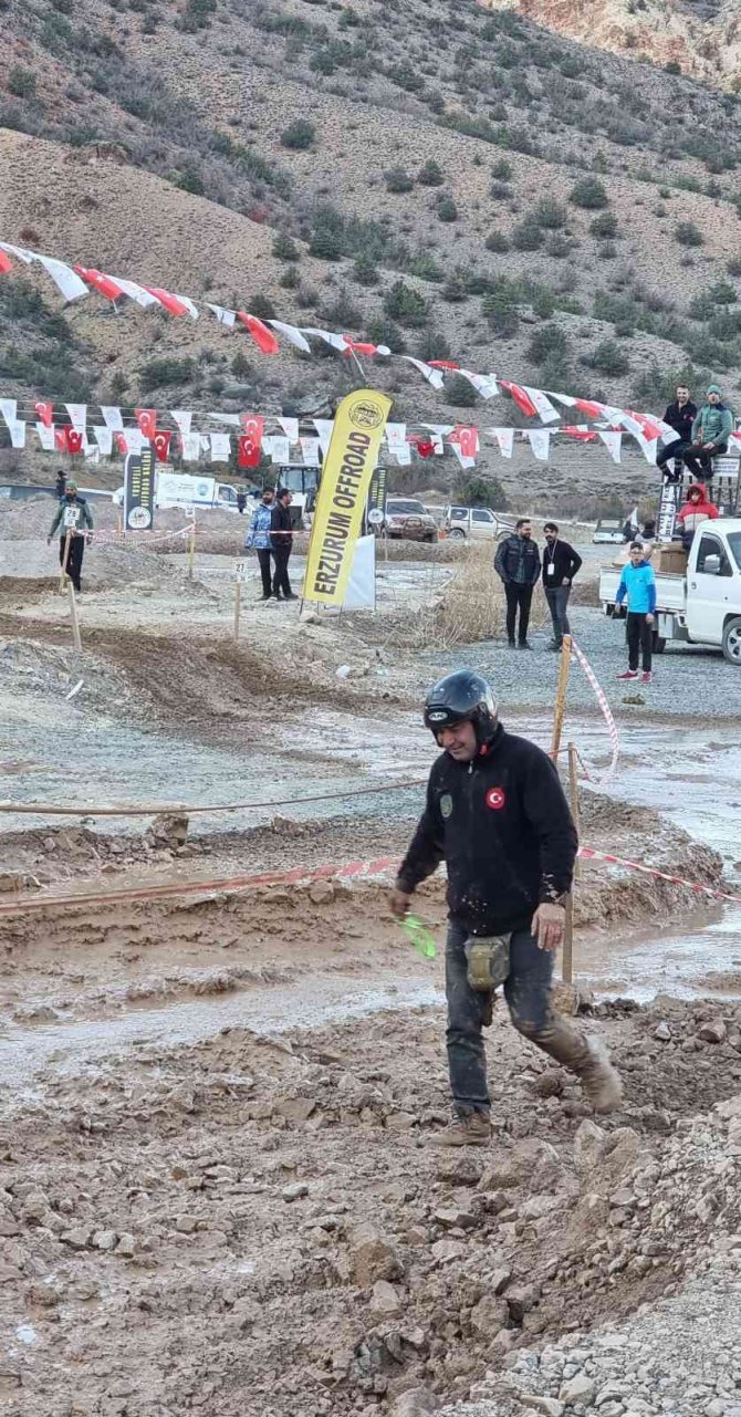 Off-road Yarışlarında Yardımcı Pilot, Yanındaki Pilotu Aracından İnerek Sopayla Kovaladı