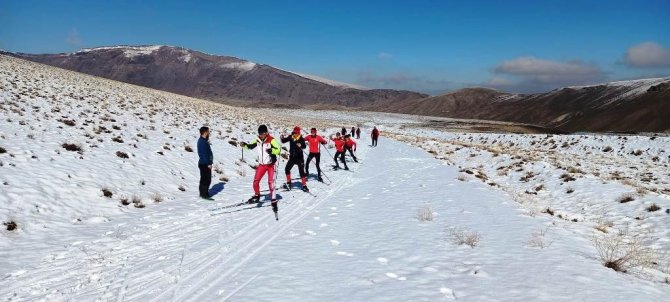 Bitlisli Kayakçılar Mevsimin İlk Karında Antrenman Yaptı