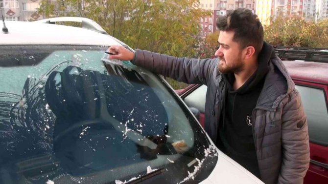 Yozgat Dondu, Araç Camları Buz Tuttu