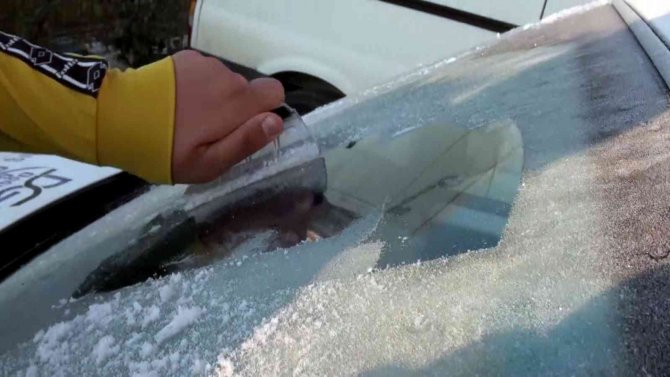 Yozgat Dondu, Araç Camları Buz Tuttu