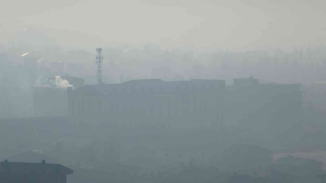 Yüksekova’da Yoğun Sis: Görüş Mesafesi 10 Metreye Kadar Düştü