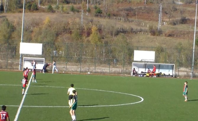 Yumruk Yumruğa Kavga Eden Antrenörleri Futbolcular Ayırdı