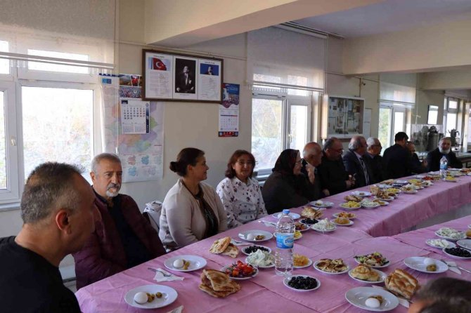 Oltulu Emekli Öğretmenleri Kahvaltıda Buluşturdular