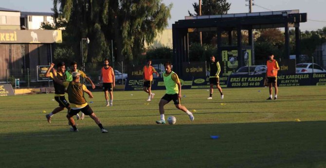 Çocukluk Hayalini Gerçekleştirdi, Gençleri Kötü Alışkanlıklardan Uzak Tutmak İçin Futbol Kulübü Kurdu