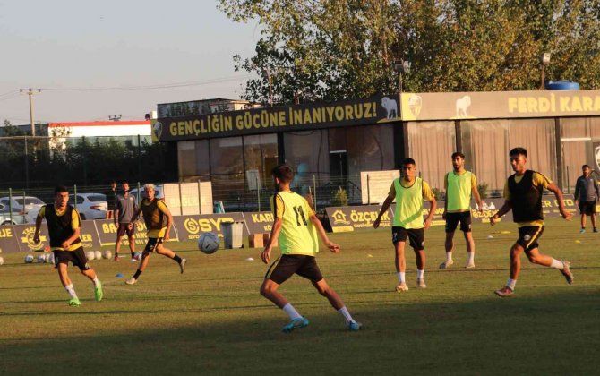 Çocukluk Hayalini Gerçekleştirdi, Gençleri Kötü Alışkanlıklardan Uzak Tutmak İçin Futbol Kulübü Kurdu