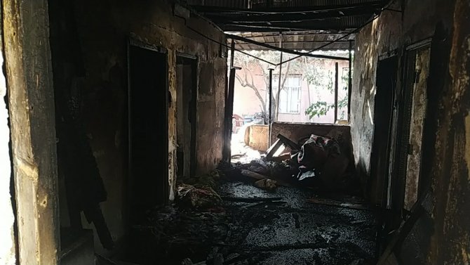 Ev Alevlere Teslim Oldu, 1’i Çocuk 5 Kişi Dumandan Etkilendi