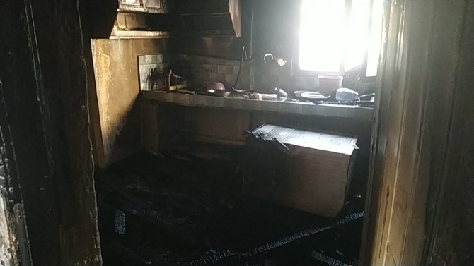 Ev Alevlere Teslim Oldu, 1’i Çocuk 5 Kişi Dumandan Etkilendi