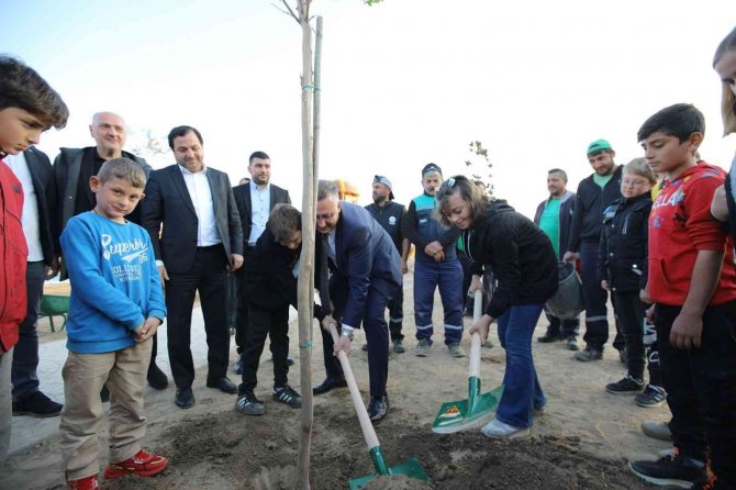 Başkan Işıksu: “Binlerce Fidanı Toprakla Buluşturmaya Devam Edeceğiz”