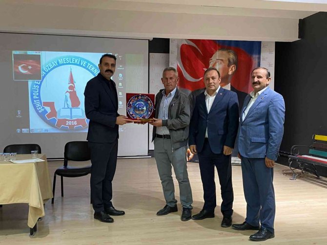 Altıntaş’ta Muhtarlara Teşekkür Plaketi