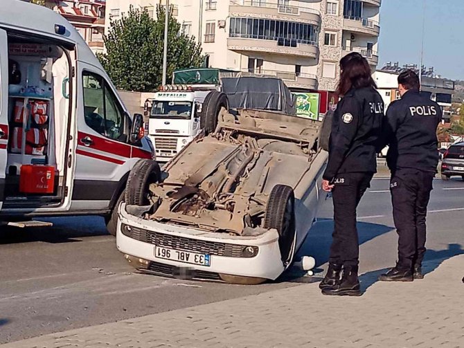 Otomobil İle Hafif Ticari Araç Çarpıştı: 2 Yaralı