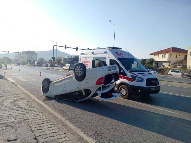 Otomobil İle Hafif Ticari Araç Çarpıştı: 2 Yaralı