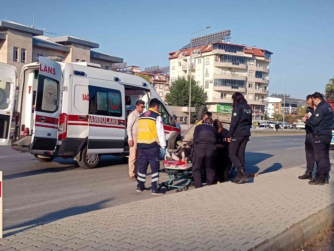 Otomobil İle Hafif Ticari Araç Çarpıştı: 2 Yaralı