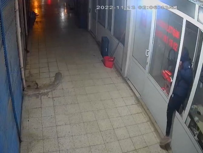 Dükkana Pencereden Giren Hırsız, Poşet Dolusu Cep Telefonu Çaldı