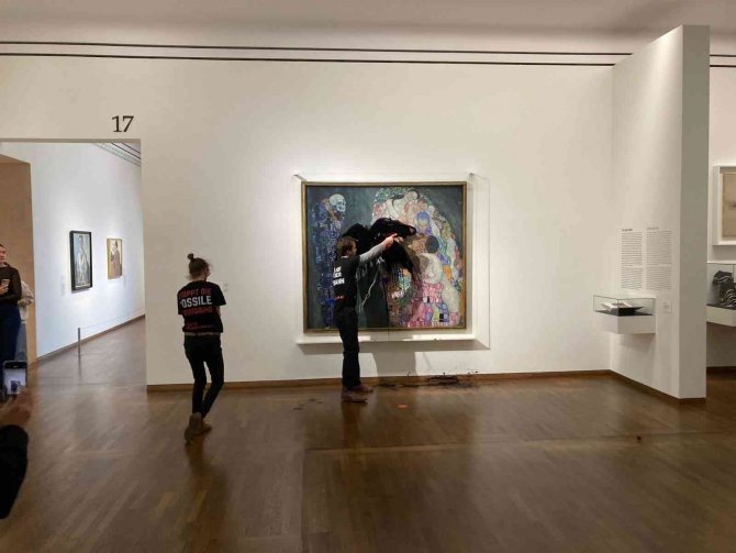 Avusturya’da İklim Aktivistleri, Ressam Klimt’in Tablosuna Siyah Boya Fırlattı