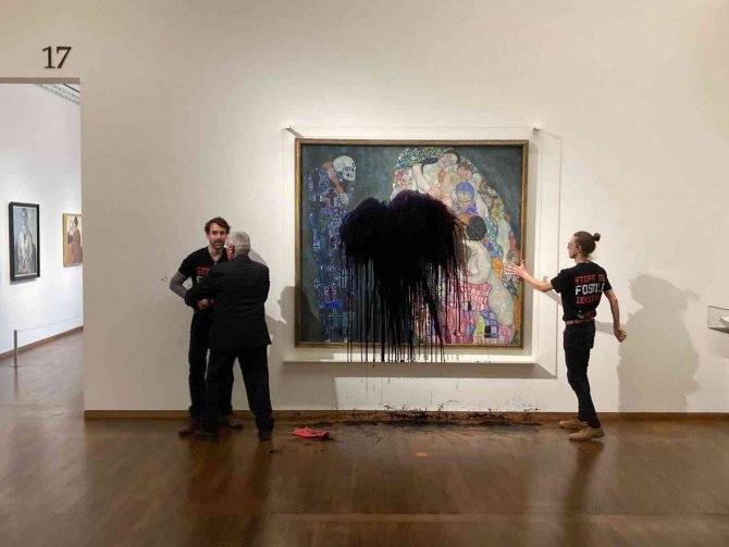 Avusturya’da İklim Aktivistleri, Ressam Klimt’in Tablosuna Siyah Boya Fırlattı