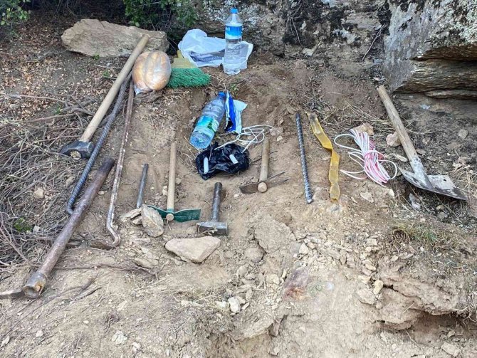 Dinamit İle Kaçak Kazı Yapıyorlardı, Jandarma Yakaladı