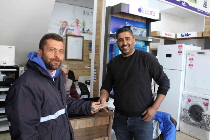 Aydın’da Gazete Dağıtıcısından “İnsanlık Ölmemiş” Dedirten Hareket