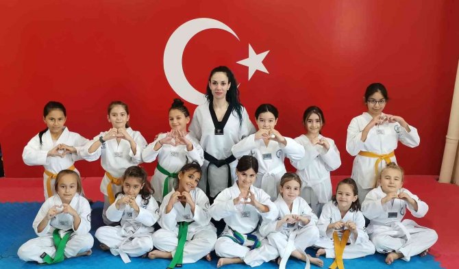 Ayvalıklı Tekvandoculardan 1 Yılda 104 Madalya