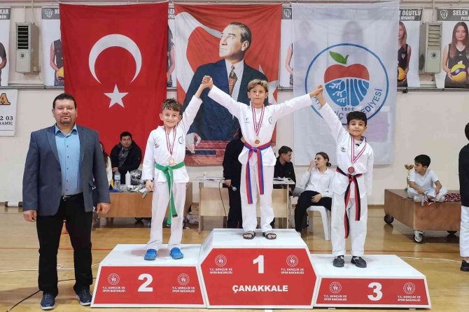 Ayvalıklı Tekvandoculardan 1 Yılda 104 Madalya