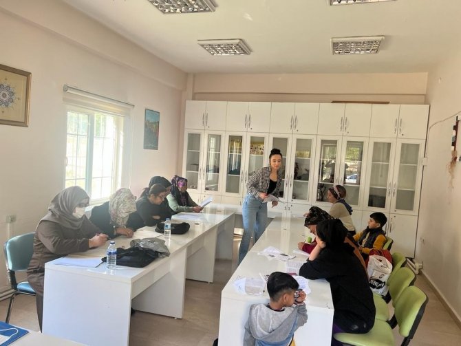 Kadınlar Okuma Yazmayı Bi̇l-mek İle Öğreniyor