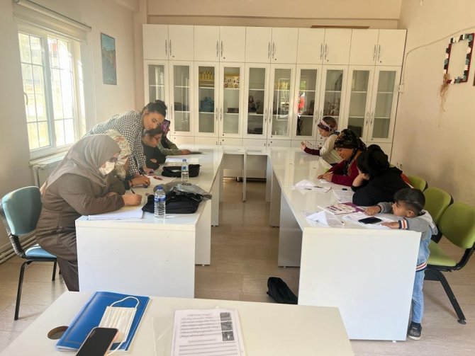 Kadınlar Okuma Yazmayı Bi̇l-mek İle Öğreniyor