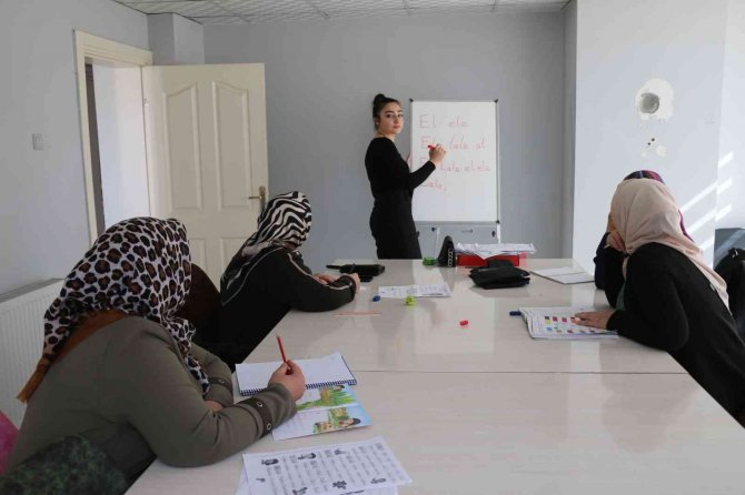 Kadınlar Okuma Yazmayı Bi̇l-mek İle Öğreniyor