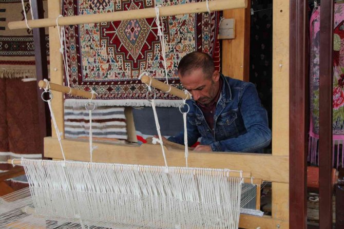 Avrupa’da Yaşanan Doğal Gaz Krizi Hasankeyf’in Tiftik Halısına Rağbetti Artırdı