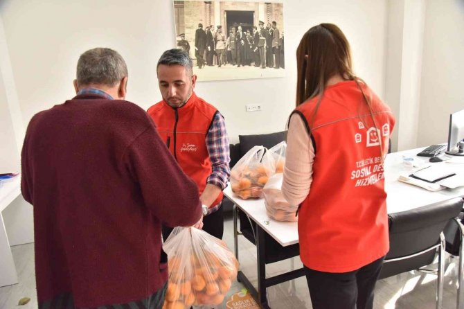 Belediye Bahçesinde Toplanan Cennet Hurmaları İhtiyaç Sahiplerine Dağıtıldı