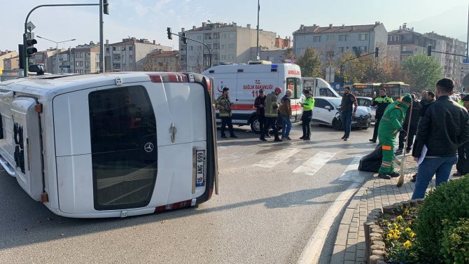 Bursa’da Otomobilin Çarptığı Minibüs Devrildi