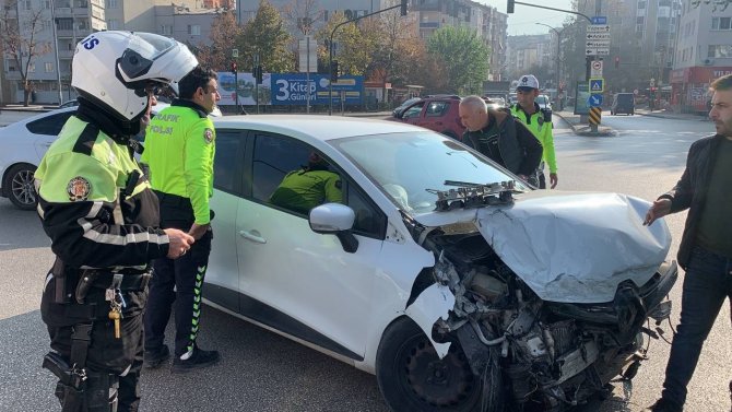 Bursa’da Otomobilin Çarptığı Minibüs Devrildi
