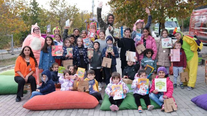 Büyükçekmeceli Miniklere Kitap Sevgisi Aşılanıyor