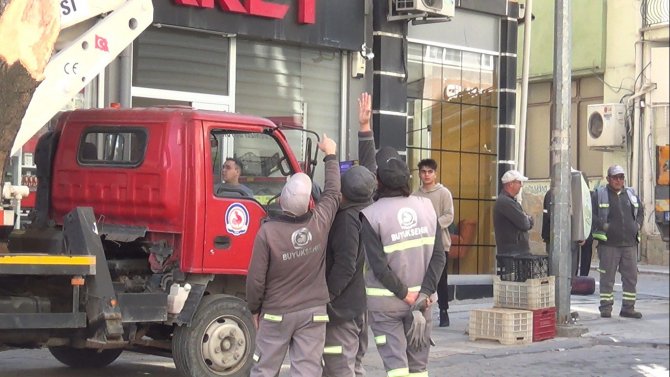Prefabrik Ev Taşıyan Tırın Kırdığı Ağaç 2 Araca Zarar Verdi