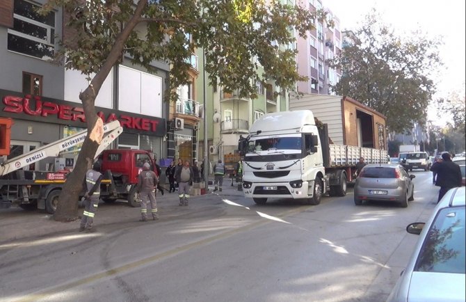 Prefabrik Ev Taşıyan Tırın Kırdığı Ağaç 2 Araca Zarar Verdi