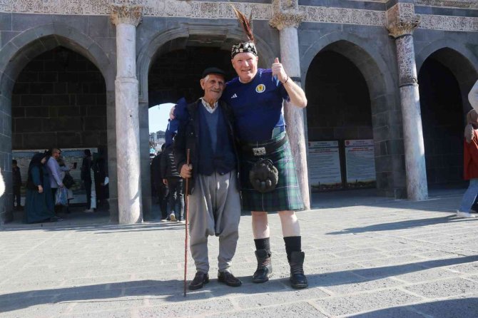 Diyarbakır’da İ̇skoçlar Kilt, Yerli Halk Giydiği Şalvarla Bir Araya Geldi