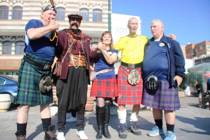 Diyarbakır’da İ̇skoçlar Kilt, Yerli Halk Giydiği Şalvarla Bir Araya Geldi
