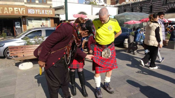 Diyarbakır’da İ̇skoçlar Kilt, Yerli Halk Giydiği Şalvarla Bir Araya Geldi