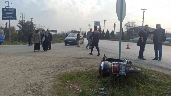 Motosiklet İle Otomobil Çarpıştı 2 Yaralı