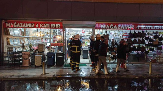 İ̇ş Merkezinde Çıkan Yangın Büyümeden Söndürüldü
