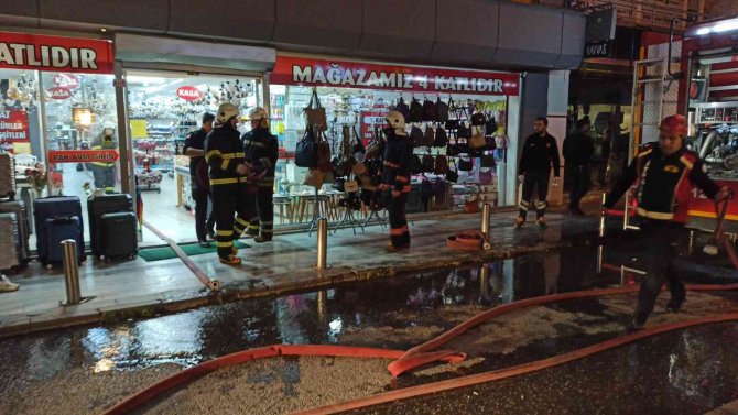 İ̇ş Merkezinde Çıkan Yangın Büyümeden Söndürüldü